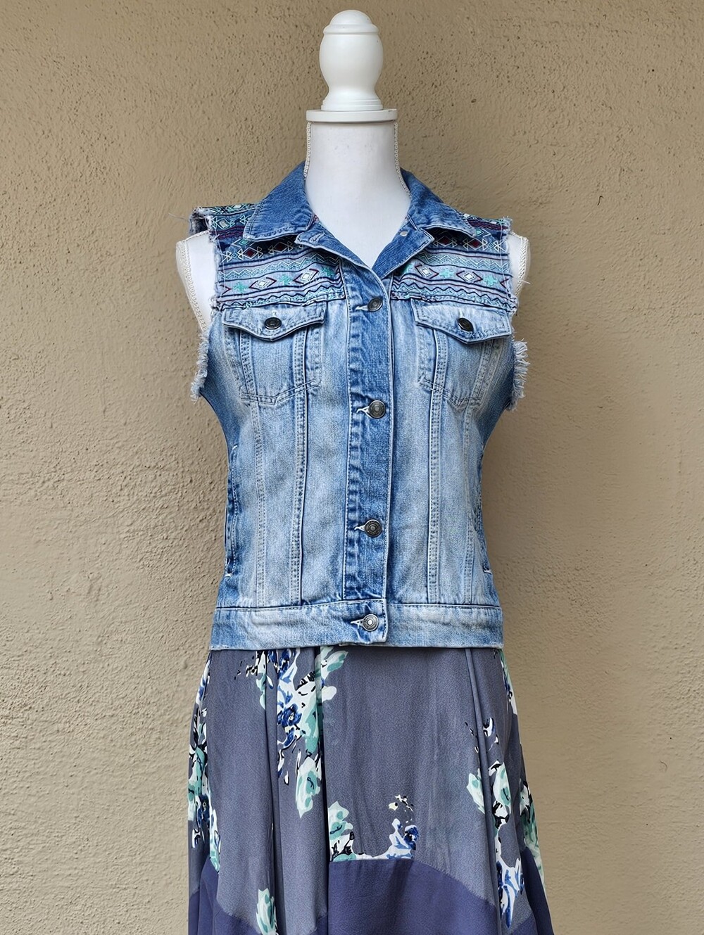 Subdued Light wash Distressed Denim Vest w/ Embroidered Chest Size 6